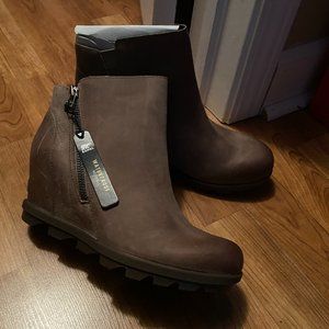 Size 9.5 (Fits like 8.5 im pretty sure) Sorel Women's wedge boot